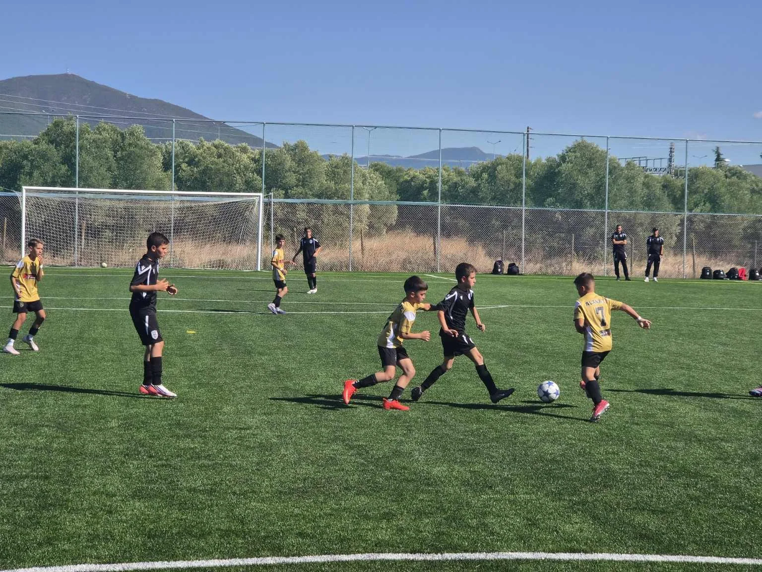 Αγωνιστική δράση της ALANA FC Academy στον φιλικό αγώνα με τον ΠΑΟΚ στη Θεσσαλονίκη.
