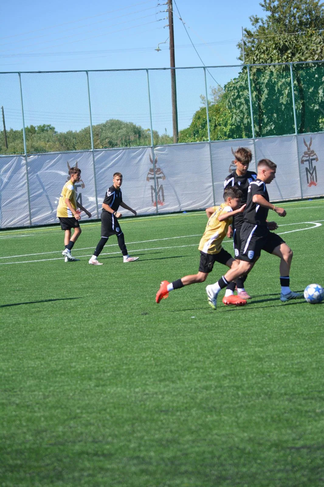 Αγωνιστική δράση του Κ15 της ALANA FC Academy στον φιλικό αγώνα με τον ΠΑΟΚ στη Θεσσαλονίκη.