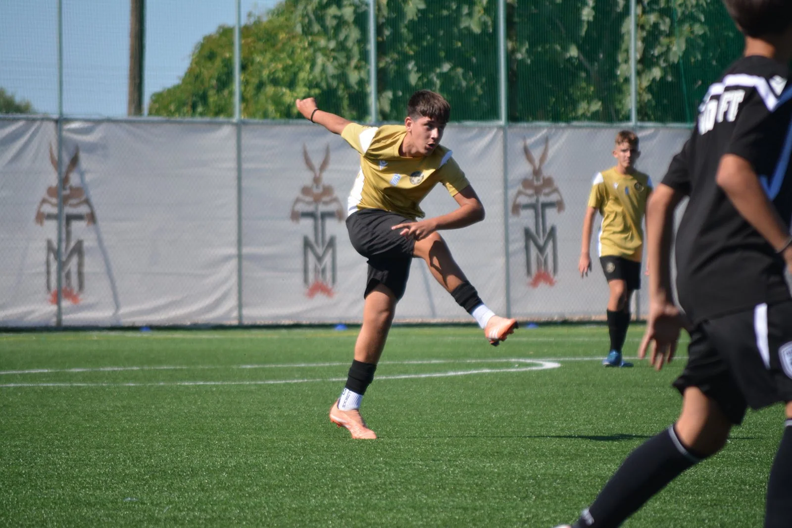 Αγωνιστική δράση του Κ15 της ALANA FC Academy στον φιλικό αγώνα με τον ΠΑΟΚ στη Θεσσαλονίκη.