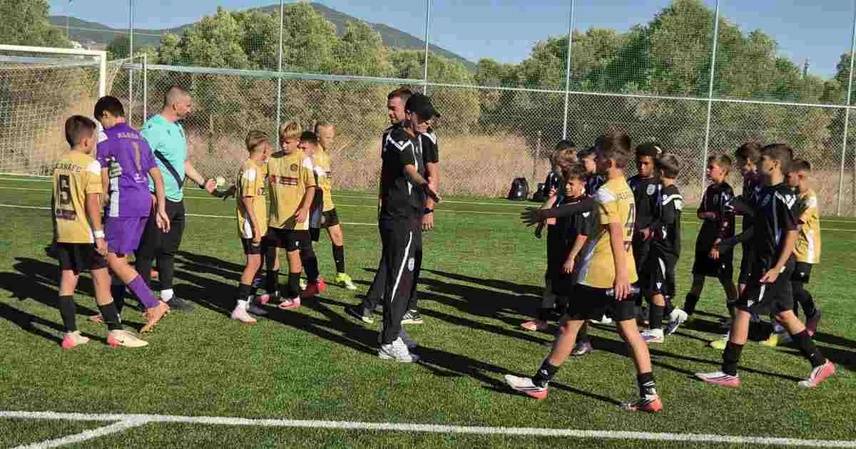 Αθλητές της ALANA FC Academy και του ΠΑΟΚ μετά τη φιλική αναμέτρηση στη Θεσσαλονίκη.
