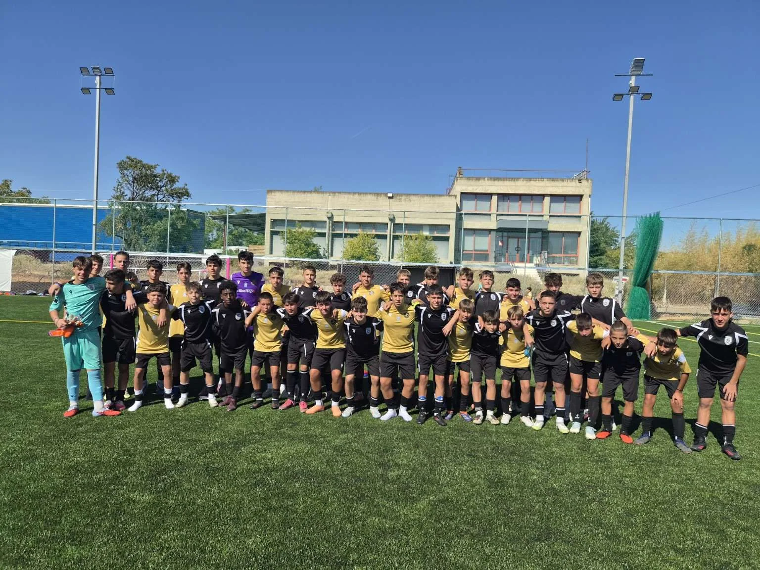 Αθλητές της ALANA FC Academy σε ομαδική φωτογραφία μετά από φιλικούς αγώνες ποδοσφαίρου.