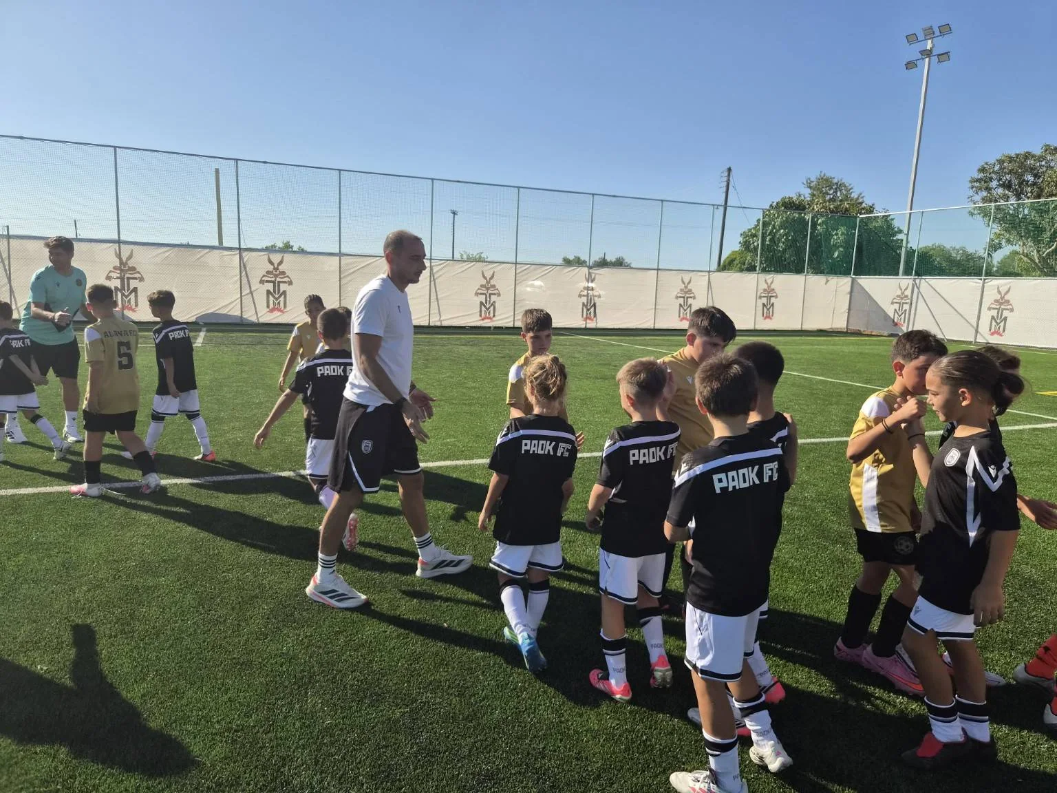 Αθλητές του Κ11 της ALANA FC Academy μετά τον φιλικό αγώνα με τον ΠΑΟΚ στη Θεσσαλονίκη.