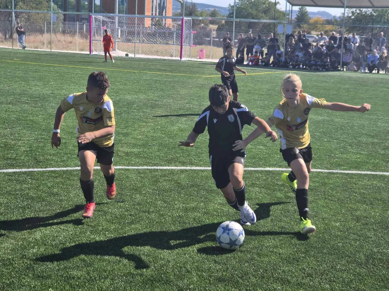 Αθλητές του Κ12 της ALANA FC Academy σε αγωνιστική δράση απέναντι στο Κ12 του ΠΑΟΚ στη Θεσσαλονίκη.