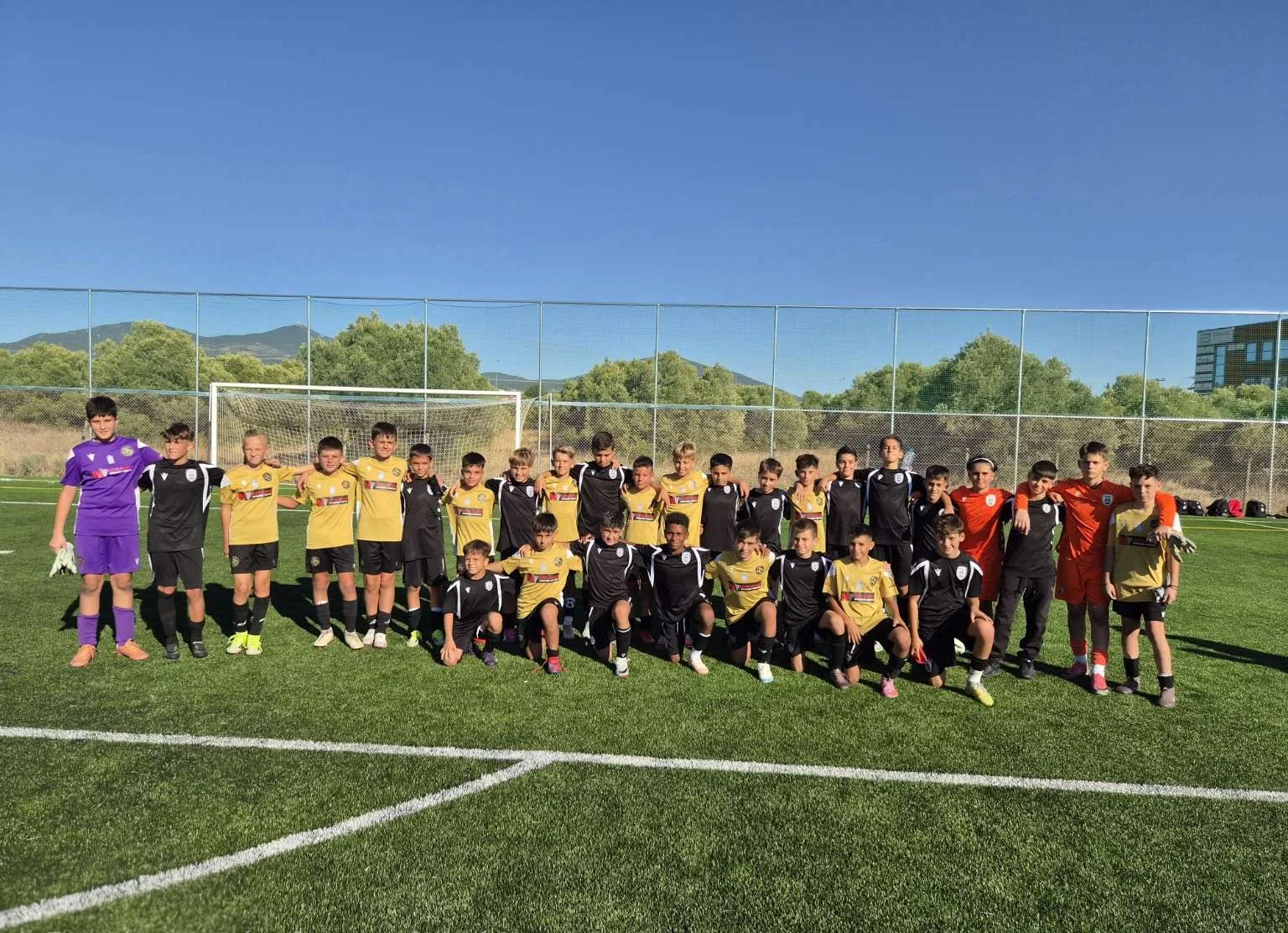 Αθλητές της ALANA FC Academy μετά τον φιλικό αγώνα με τον ΠΑΟΚ στη Θεσσαλονίκη.