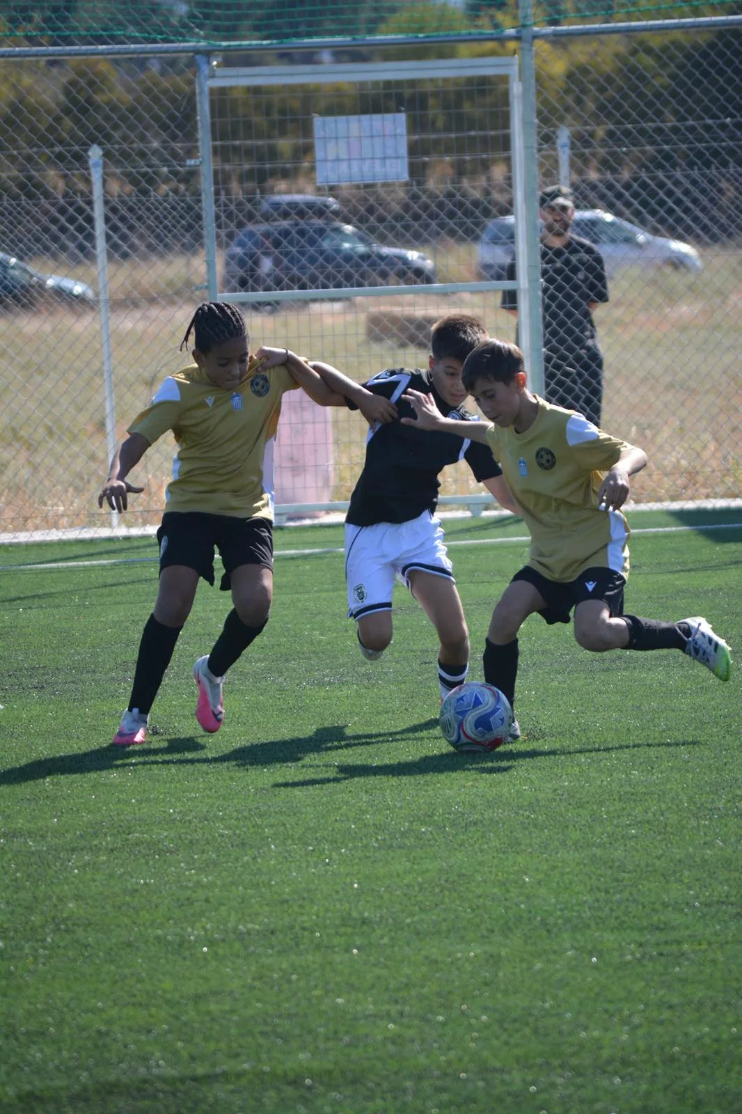 Αθλητές του τμήματος Κ11 της ALANA FC Academy σε αγωνιστική φάση κατά τη διάρκεια ποδοσφαιρικού αγώνα.